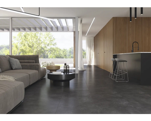 Lichte woonkamer met bank, salontafel, barkrukken en grote ramen