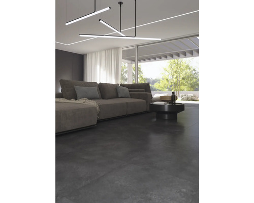 Woonkamer met bank, salontafel en hanglampen