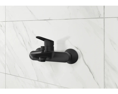 Zwarte douchekraan aan een witte marmeren muur