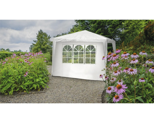 Witte partytent met ramen in de tuin