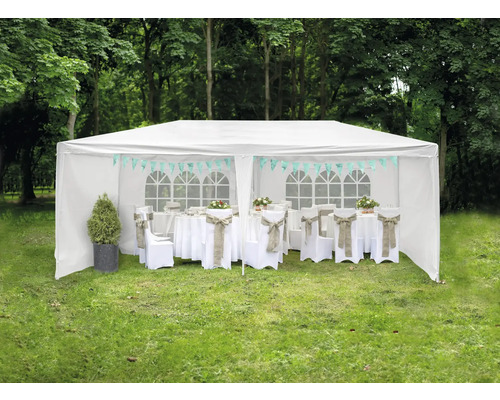 Witte feesttent met tafels en stoelen voor een buitenevenement