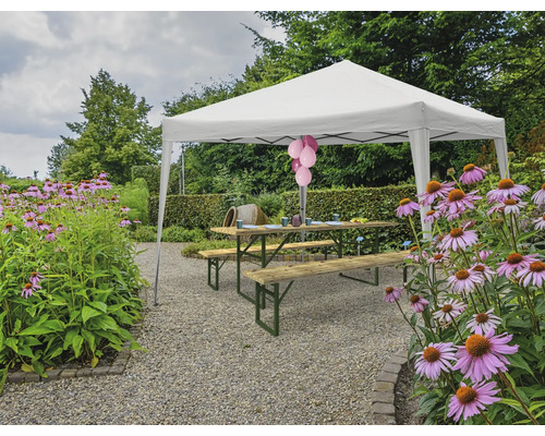 Scène met een tuinpaviljoen, een picknicktafel en bloemen in de tuin