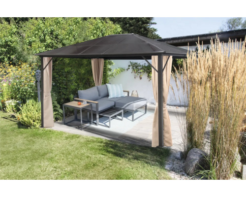 Tuinscene met paviljoen, loungemeubels en gordijnen
