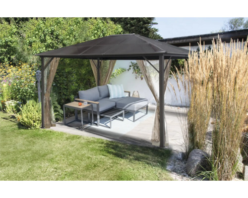 Tuinpaviljoen met gordijnen en zitmeubelen in de tuin