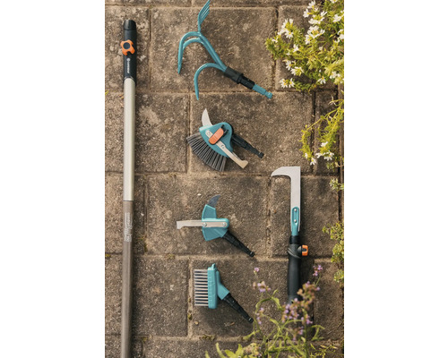 Tuingereedschapshulpstukken met steel op stenen platen