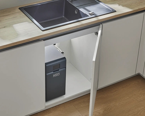 Keuken met spoelbak en KEO-systeem onder de spoelbak