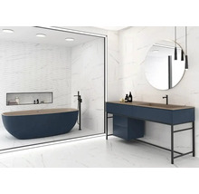 Moderne badkamer met vrijstaand bad, wastafelmeubel met spiegel en gemarmerde tegels