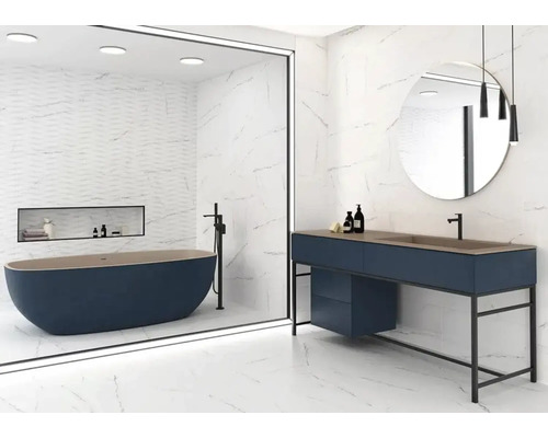 Moderne badkamer met vrijstaand bad, wastafelmeubel met spiegel en gemarmerde tegels