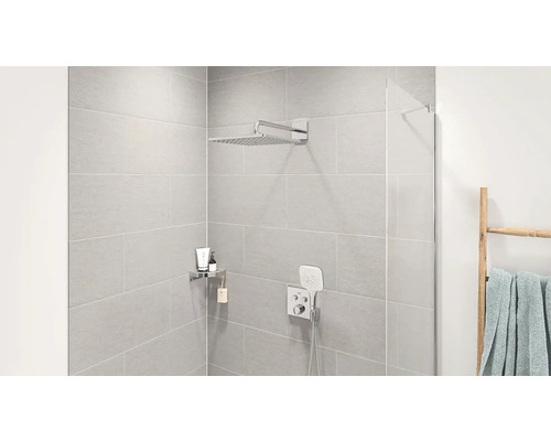 Moderne douche met hoofddouche, handdouche en plank voor verzorgingsproducten