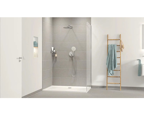 Moderne badkamer met inloopdouche, grijze tegels en houten ladder