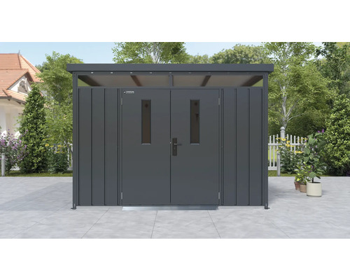 Metalen tuinhuis met dubbele deur en bovenlicht in de tuin