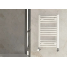 Witte handdoekradiator in de badkamer