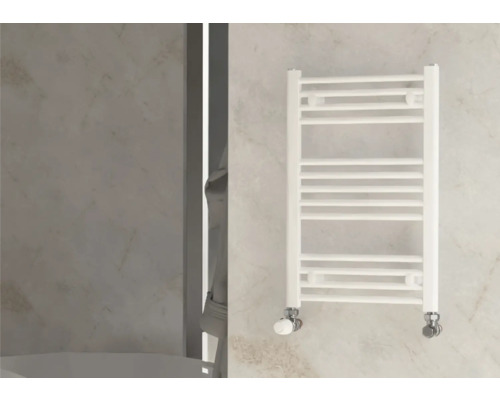 Witte handdoekradiator in de badkamer