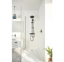 Doucheruimte met zwarte douchearmatuur, douchekop en handdouche voor een witte muur