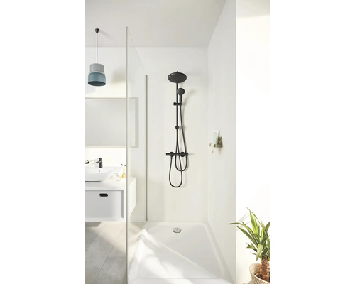 Doucheruimte met zwarte douchearmatuur, douchekop en handdouche voor een witte muur