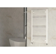 Witte handdoekradiator in badkamer