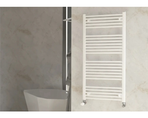 Witte handdoekradiator in badkamer