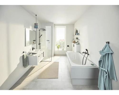 Lichte badkamer met wastafel, spiegel, douche, bad en accessoires