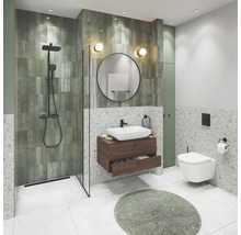 Moderne badkamer met douche, wastafel, spiegel en toilet.