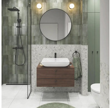 Badkamer met douche, wastafel, spiegel en toilet