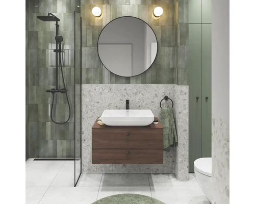 Badkamer met douche, wastafel, spiegel en toilet