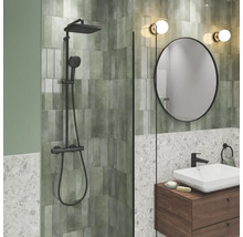 Moderne badkamer met douche, wastafel en spiegel