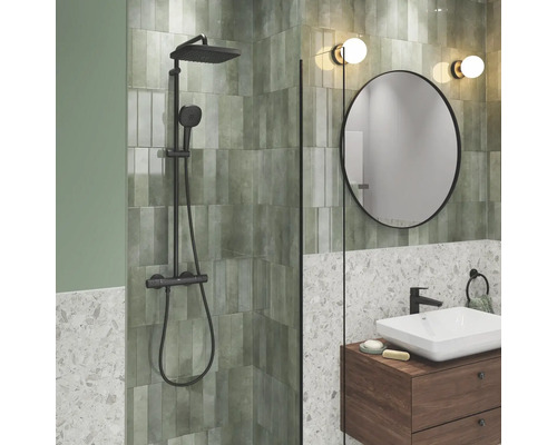 Moderne badkamer met douche, wastafel en spiegel