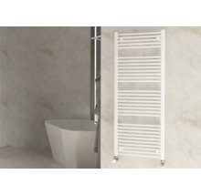 Moderne badkamer met bad en handdoekradiator