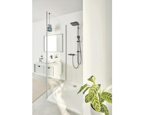 Moderne badkamer met douchecabine, wastafel en zwarte douchearmatuur