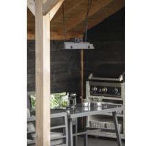 Eethoek buiten met tafel, stoelen, barbecue en hanglamp