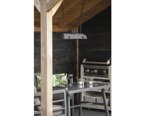 Eethoek buiten met tafel, stoelen, barbecue en hanglamp