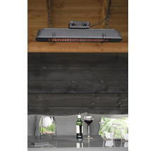 Hangende terrasverwarmer boven een tafel met drankjes en decoratie.