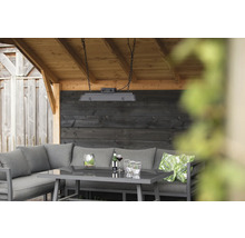 Tuin lounge set met tafel, hoekbank, sierkussens en hanglamp onder een houten overkapping