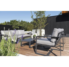 Tuinmeubelset met bank, stoelen en tafel op een houten terras