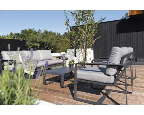 Tuinmeubelset met bank, stoelen en tafel op een houten terras