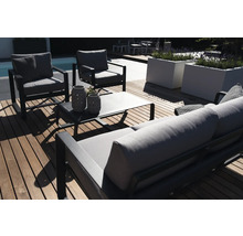 Terras met metalen tuinmeubelen en houten vloer