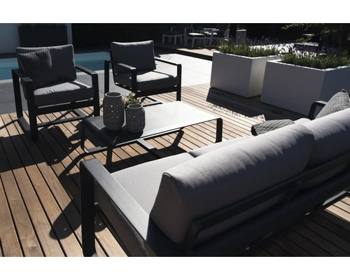 Terras met metalen tuinmeubelen en houten vloer