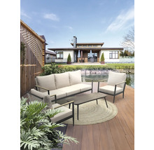 Tuinmeubelset met bank, fauteuils en tafel op een houten terras met uitzicht op een vijver