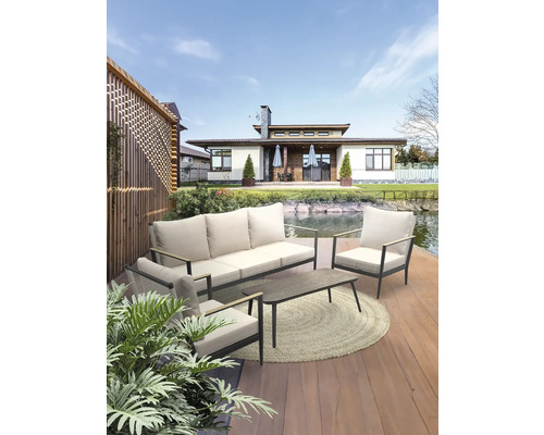 Tuinmeubelset met bank, fauteuils en tafel op een houten terras met uitzicht op een vijver