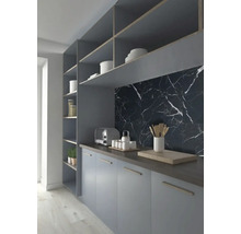 Keukenscène met grijze kasten, aanrechtblad en marmeren tegels