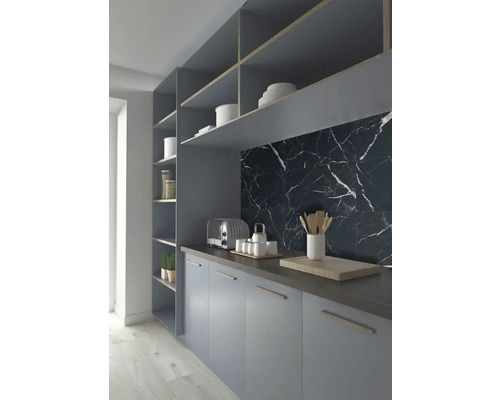 Keukenscène met grijze kasten, aanrechtblad en marmeren tegels