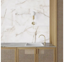 Badkamer wastafel met marmeren tegels, wandlamp en meubels van rotan mand