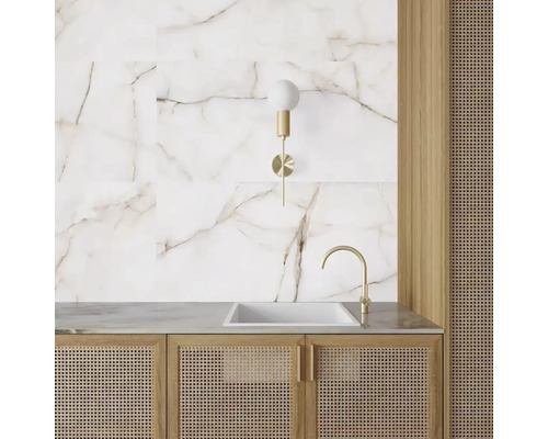 Badkamer wastafel met marmeren tegels, wandlamp en meubels van rotan mand