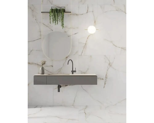 Lichte badkamer met marmeren tegels, wastafelonderkast, spiegel en decoratie