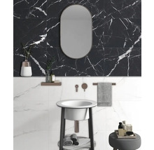 Moderne badkamer met wastafel, spiegel en marmeren tegels