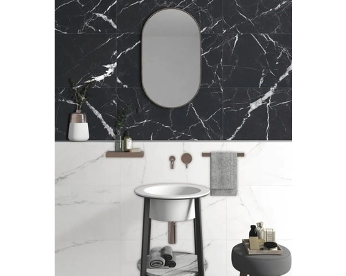 Moderne badkamer met wastafel, spiegel en marmeren tegels