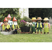 Decoratieve Playmobil figuren in de tuin beplant met bloemen