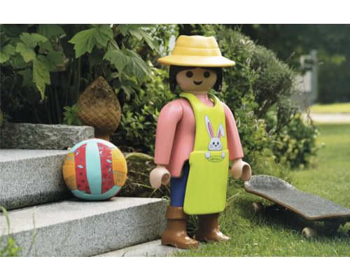 Scene met Playmobil figuur, bal en skateboard in de tuin