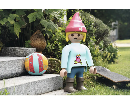 Playmobil speelfiguur met bal en skateboard in de tuin