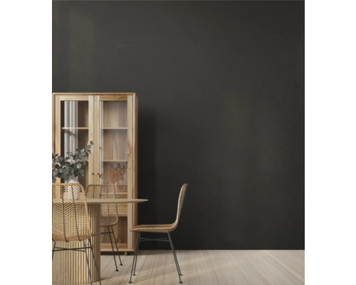 Woonkamer met eettafel, stoelen en houten kast